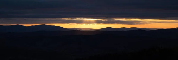 Dağlarda Günbatımının Bayrağı Akşamları Sonbahar Manzarası — Stok fotoğraf