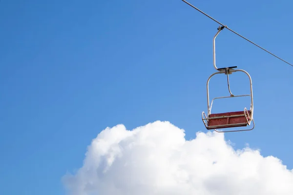 Scaun Schi Fața Cerului Albastru Într Însorită Fără Oameni Lift — Fotografie, imagine de stoc