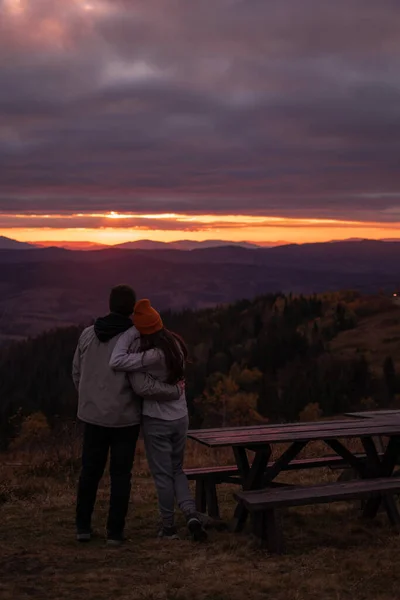 Young Couple Enjoying Autumn Mountains Landscape Evening Sunset Mountains — Stock Photo, Image