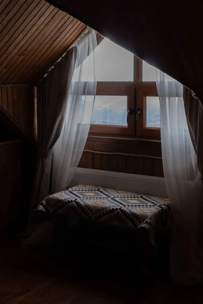 Das Holzhaus Drinnen Mit Großen Fenstern Schöne Aussicht Auf Die — Stockfoto