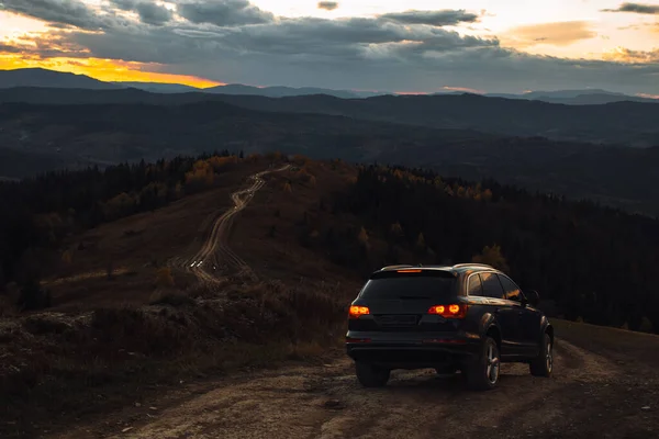 Car Going Offroad Mountains Autumn Evening Sunset Time — Stock Photo, Image