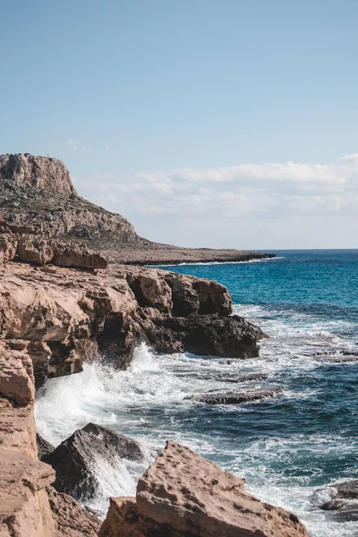 Kıbrıs Rum Kesimi 'nin Ayia Napa kentindeki Cape Greco dağının önünde göl denizi ve dalgaları ile güzel bir sahil.. 