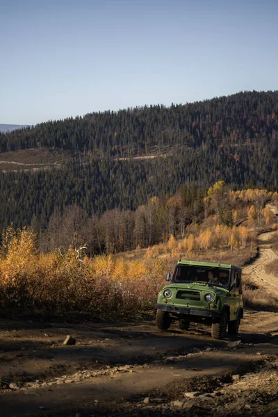 Mobil Truk Akan Jalan Pegunungan Selama Musim Gugur Hari Yang — Stok Foto