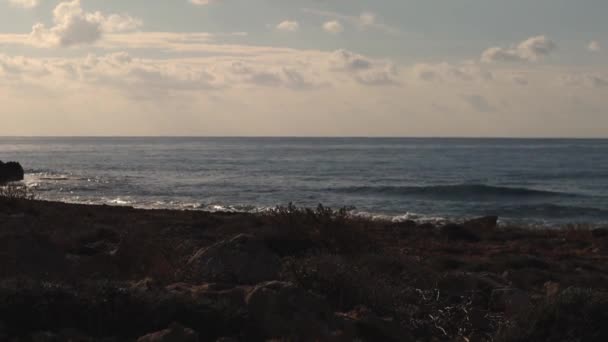 Olas Marinas Cerca Del Borde Del Acantilado Aiya Napa Chipre — Vídeo de stock