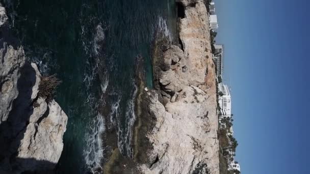 Krásný Přímořský Plášť Mořskou Jeskyní Oblouk Milostný Most Ayia Napa — Stock video
