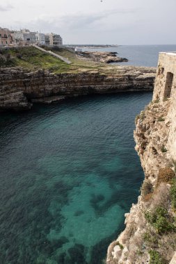 Polignano a Mare lagün. Şehir manzaralı Adriyatik sahili. Uçurumdaki evler