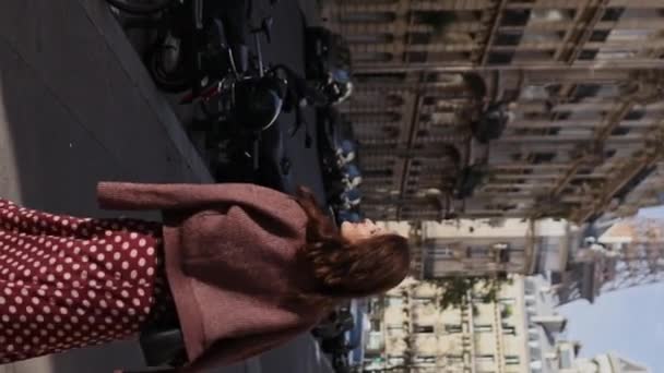 一个年轻的黑发女人在巴黎街上散步和享受她的时光的视频 后面是埃菲尔铁塔阳光灿烂 天空蔚蓝 — 图库视频影像