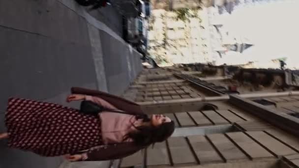 Nagranie Młodą Brunetką Spacerującą Cieszącą Się Życiem Ulicy Paryża Wieża — Wideo stockowe