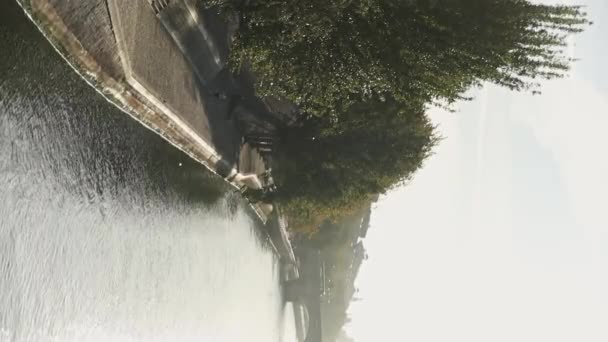 Κάθετο Βίντεο Ενός Ήρεμου Πρωινού Κοντά Στον Ποταμό Σηκουάνα Ανθρώπους — Αρχείο Βίντεο