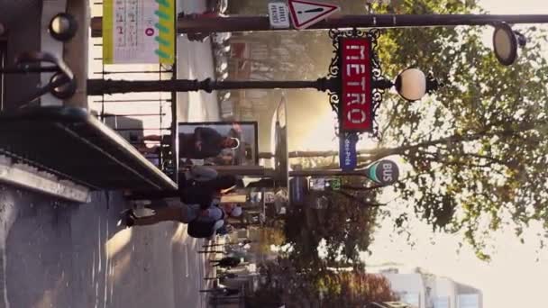 Függőleges Videó Emberek Megy Fel Egy Metróállomásról Egy Napsütéses Reggelen — Stock videók