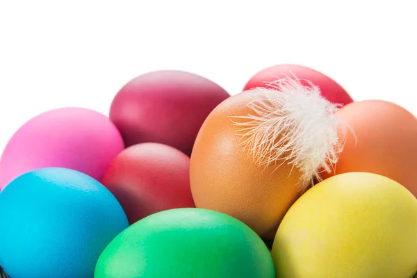 Huevos Pascua Multicolores Con Plumas Gallina Aisladas Sobre Fondo Blanco Fotos De Stock