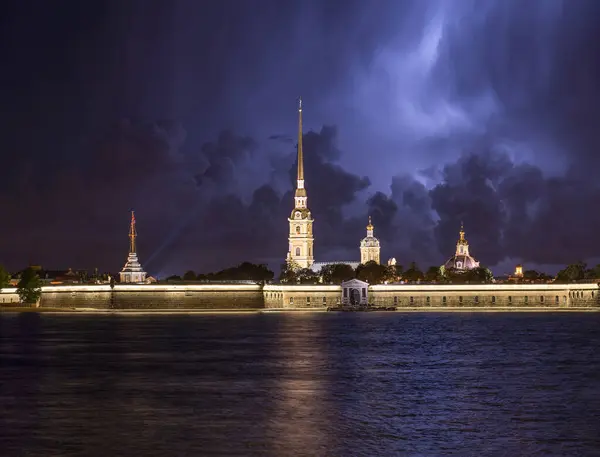 ピーターおよびポールの要塞都市景観 サンクトペテルブルク ロシア夜景空雷の間に ストック画像