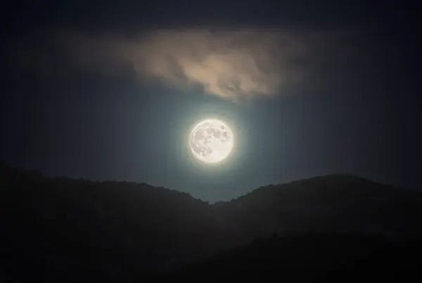 Полнолуние Над Горами Облачном Небе Горизонтальный Пейзаж Восхода Луны Спутник Лицензионные Стоковые Фото