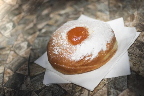Традиционный Пончик Абрикосовым Джемом Сахарным Порошком Салфетках Столе — стоковое фото
