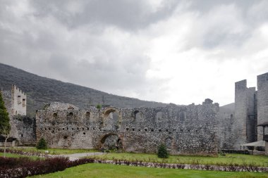 Sırbistan 'daki ortaçağ tarihi kale binası, duvar dış ve ortodoks manastırı.