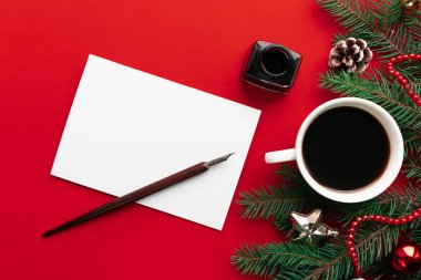 Bir kumpas kartı yazmak, yılbaşı havasında olmak. Köknar ağacı ve kozalak