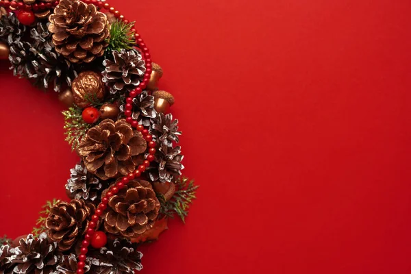 Vánoční Ozdoba Borovicovými Kužely Zdobené Vánoční Věnec Červeném Pozadí Vánoční — Stock fotografie