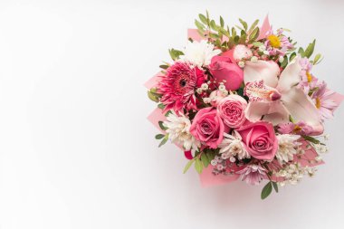 Pembe ve beyaz çiçekli güzel bahar buketi