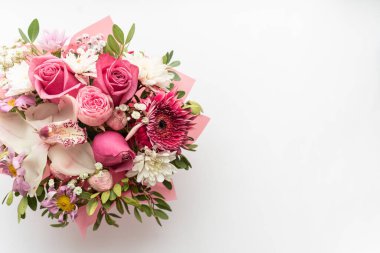 Pembe ve beyaz çiçekli güzel bahar buketi
