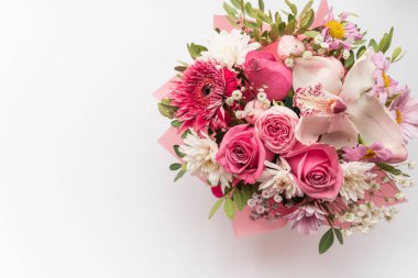 Pembe ve beyaz çiçekli güzel bahar buketi
