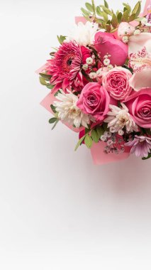 Pembe ve beyaz çiçekli güzel bahar buketi