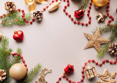 Arka planda parlak süslemeleri olan Noel çelengi