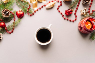 Tatil arka planında bir fincan kahve. Noel atmosferi