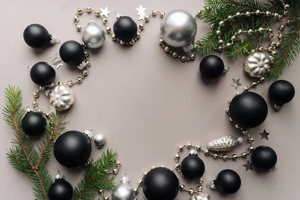 Julbord Dekorerat Med Färgglada Bollar — Stockfoto