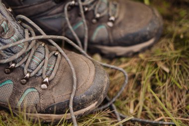 Yerdeki yürüyüş botları.