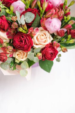 Pembe ve beyaz çiçekli güzel bahar buketi