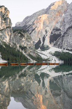 İtalyan Dolomitlerinde, Lago di Braies 'de sakin bir sabah. 
