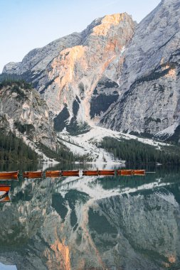İtalyan Dolomitlerinde, Lago di Braies 'de sakin bir sabah. 