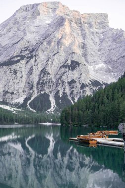 İtalyan Dolomitlerinde, Lago di Braies 'de sakin bir sabah. 