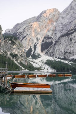 İtalyan Dolomitlerinde, Lago di Braies 'de sakin bir sabah. 