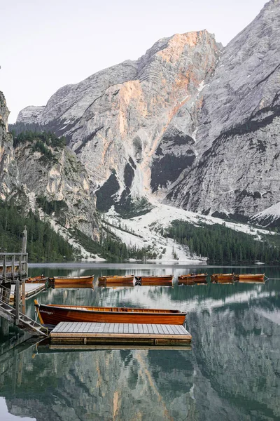 İtalyan Dolomitlerinde, Lago di Braies 'de sakin bir sabah. 