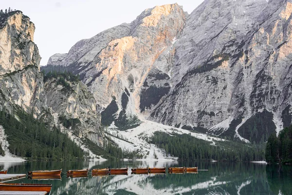 İtalyan Dolomitlerinde, Lago di Braies 'de sakin bir sabah. 