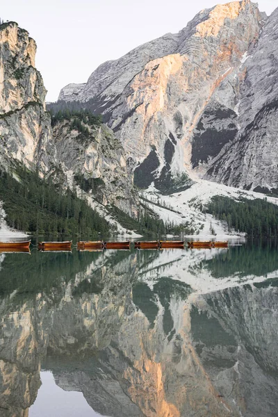 Klidné Ráno Lago Braies Italských Dolomitách Stock Snímky