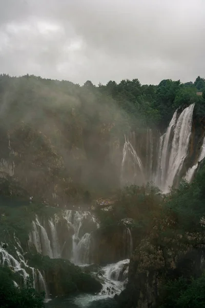 美しい滝と岩とターコイズブルーの池 — ストック写真