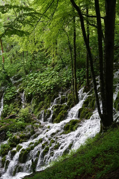 美しい滝と岩とターコイズブルーの池 — ストック写真
