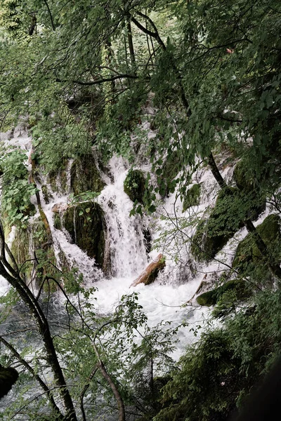 美丽的瀑布 岩石和绿松石蓝色的池塘 — 图库照片