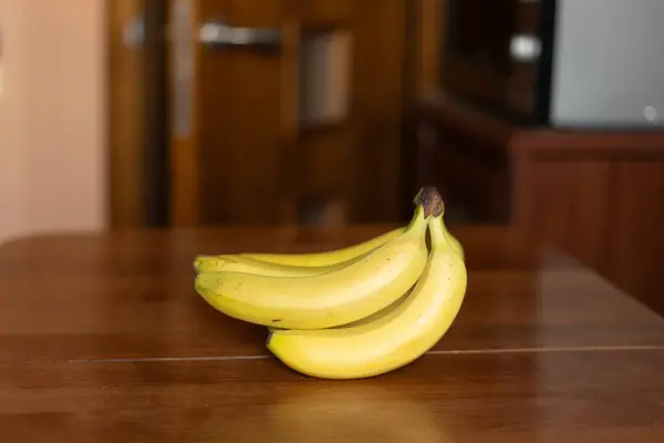केळी क्लस्टर वेगळे. खाण्यासाठी तयार केलेले केळीचे सेंद्रीय बंच विना-रॉयल्टी स्टॉक इमेज