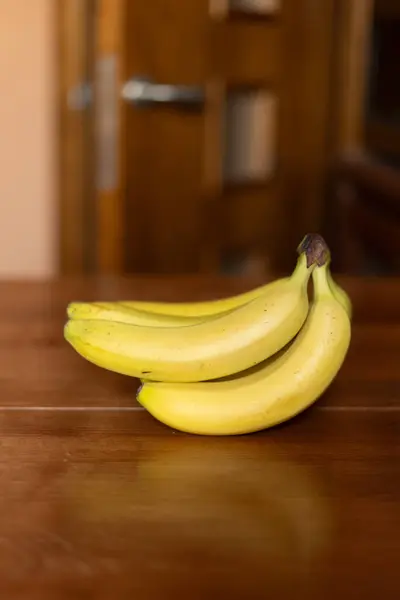 केळी क्लस्टर वेगळे. खाण्यासाठी तयार केलेले केळीचे सेंद्रीय बंच स्टॉक पिक्चर