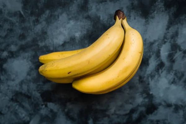 केळी क्लस्टर वेगळे. खाण्यासाठी तयार केलेले केळीचे सेंद्रीय बंच स्टॉक फोटो