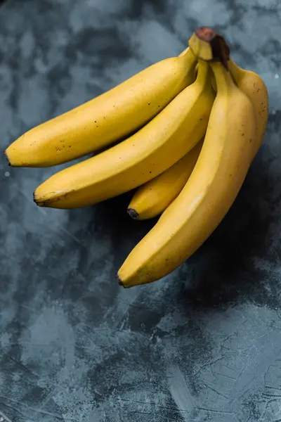 केळी क्लस्टर वेगळे. खाण्यासाठी तयार केलेले केळीचे सेंद्रीय बंच स्टॉक इमेज