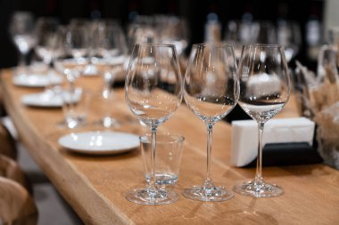 Barda bir sürü temiz şarap bardağı, profesyonel ekipman, dinlenme zamanı, yemek servisi için parlak şarap bardakları, mutfak gereçleri mağazası ürünleri