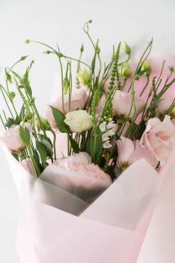 Pembe ve beyaz çiçekli güzel bahar buketi