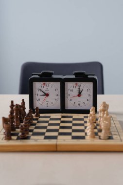 Satranç tahtasındaki tahta satranç taşları. Seçici odaklanma, satranç tahtasındaki satranç taşlarının kapatılması,