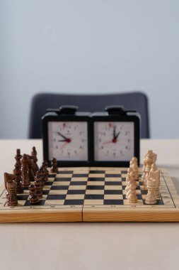 Satranç tahtasındaki tahta satranç taşları. Seçici odaklanma, satranç tahtasındaki satranç taşlarının kapatılması,