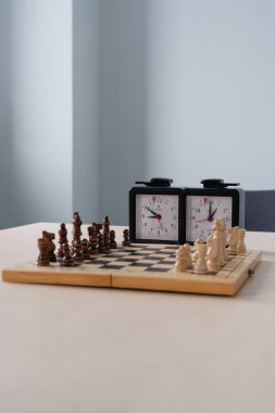 Satranç tahtasındaki tahta satranç taşları. Seçici odaklanma, satranç tahtasındaki satranç taşlarının kapatılması,