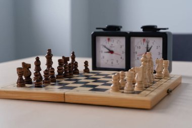 Satranç tahtasındaki tahta satranç taşları. Seçici odaklanma, satranç tahtasındaki satranç taşlarının kapatılması,